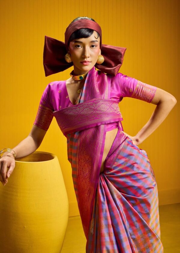 Pure Silk Tone To Tone Checks Handloom Weaving Saree in Purple & Pink